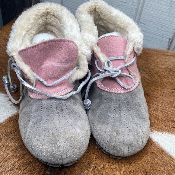 Womens Sperry winter slippers size 7 check them out very nice thanks 🙏 - Picture 2 of 9